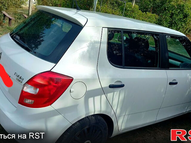 Белый Шкода Фабия, объемом двигателя 1.6 л и пробегом 264 тыс. км за 5500 $, фото 1 на Automoto.ua