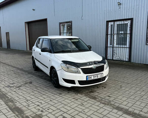 Белый Шкода Фабия, объемом двигателя 1.2 л и пробегом 266 тыс. км за 3299 $, фото 1 на Automoto.ua