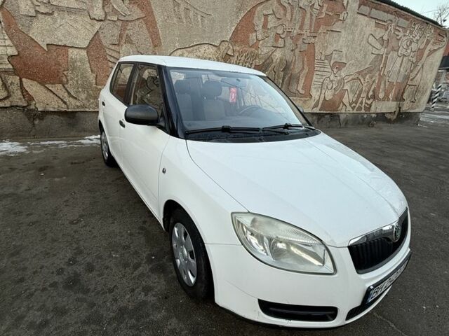 Белый Шкода Фабия, объемом двигателя 1.2 л и пробегом 220 тыс. км за 3600 $, фото 1 на Automoto.ua
