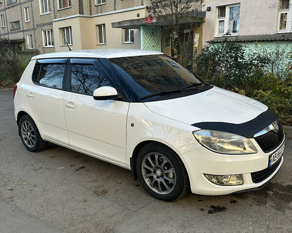 Белый Шкода Фабия, объемом двигателя 1.6 л и пробегом 196 тыс. км за 5200 $, фото 1 на Automoto.ua