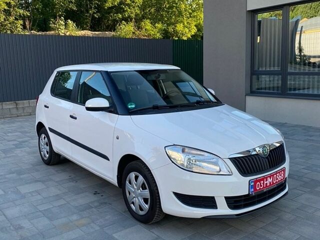 Белый Шкода Фабия, объемом двигателя 1.2 л и пробегом 209 тыс. км за 4999 $, фото 1 на Automoto.ua
