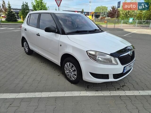 Белый Шкода Фабия, объемом двигателя 1.2 л и пробегом 240 тыс. км за 3999 $, фото 1 на Automoto.ua