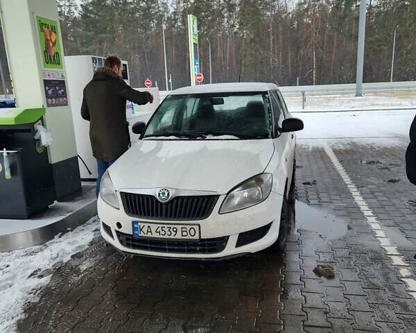 Белый Шкода Фабия, объемом двигателя 1.39 л и пробегом 239 тыс. км за 5250 $, фото 1 на Automoto.ua