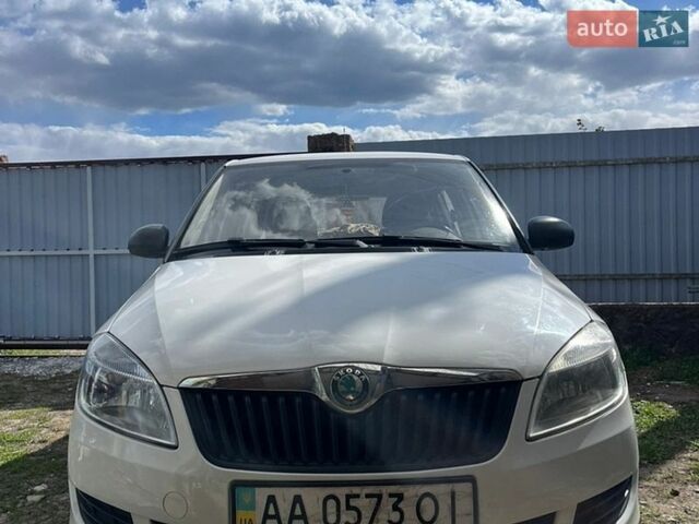 Белый Шкода Фабия, объемом двигателя 1.2 л и пробегом 235 тыс. км за 4900 $, фото 1 на Automoto.ua