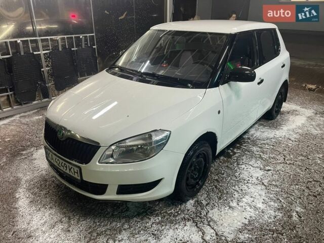 Белый Шкода Фабия, объемом двигателя 1.2 л и пробегом 210 тыс. км за 3800 $, фото 1 на Automoto.ua