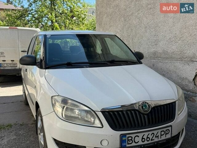Белый Шкода Фабия, объемом двигателя 1.6 л и пробегом 295 тыс. км за 5800 $, фото 1 на Automoto.ua