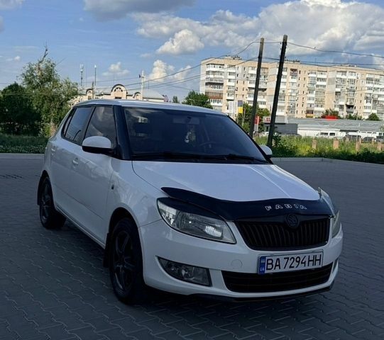Белый Шкода Фабия, объемом двигателя 1.39 л и пробегом 201 тыс. км за 5300 $, фото 1 на Automoto.ua
