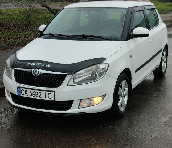Білий Шкода Фабія, об'ємом двигуна 1.4 л та пробігом 200 тис. км за 5500 $, фото 1 на Automoto.ua