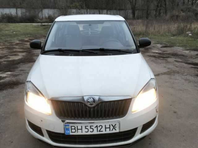 Белый Шкода Фабия, объемом двигателя 1.2 л и пробегом 200 тыс. км за 3750 $, фото 1 на Automoto.ua