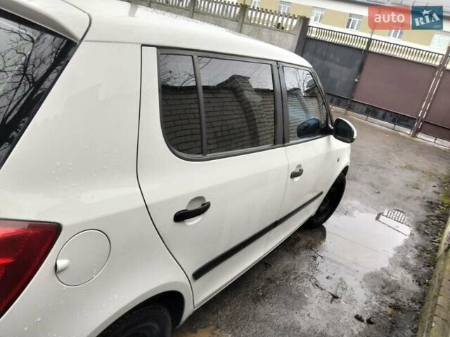 Белый Шкода Фабия, объемом двигателя 1.2 л и пробегом 264 тыс. км за 4600 $, фото 1 на Automoto.ua