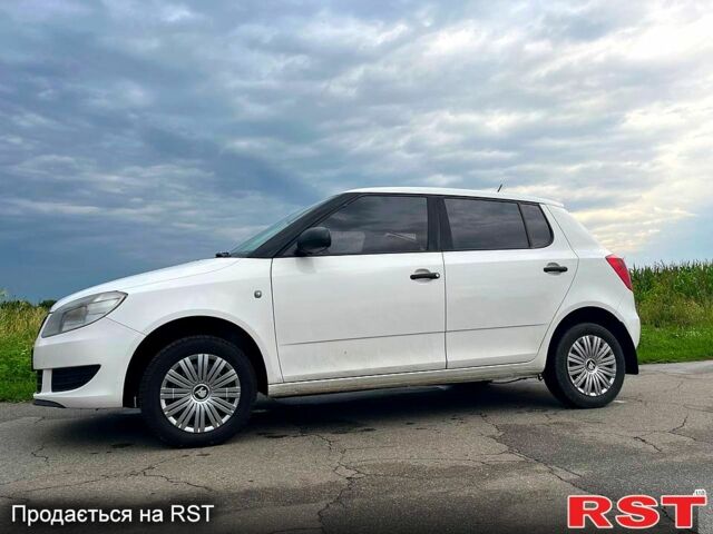 Белый Шкода Фабия, объемом двигателя 1.4 л и пробегом 220 тыс. км за 4950 $, фото 1 на Automoto.ua