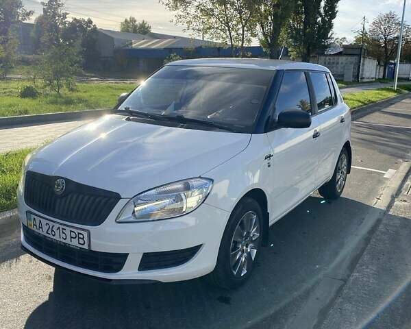 Белый Шкода Фабия, объемом двигателя 1.2 л и пробегом 112 тыс. км за 6400 $, фото 1 на Automoto.ua