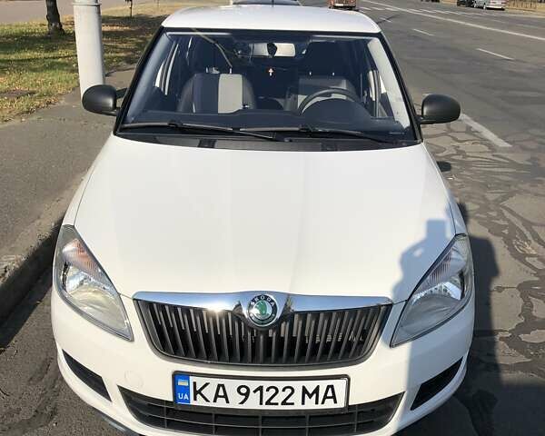 Белый Шкода Фабия, объемом двигателя 1.2 л и пробегом 25 тыс. км за 6200 $, фото 1 на Automoto.ua