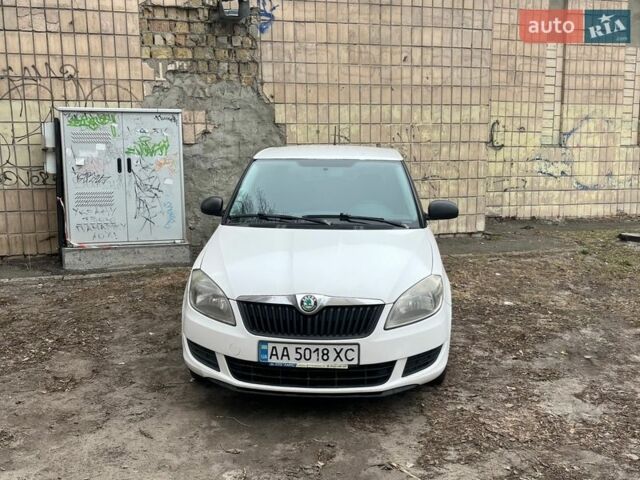 Білий Шкода Фабія, об'ємом двигуна 1.39 л та пробігом 265 тис. км за 4999 $, фото 1 на Automoto.ua