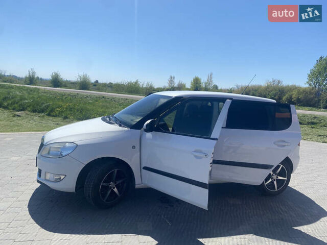 Белый Шкода Фабия, объемом двигателя 1.2 л и пробегом 206 тыс. км за 5500 $, фото 1 на Automoto.ua