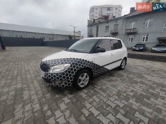 Белый Шкода Фабия, объемом двигателя 1.4 л и пробегом 359 тыс. км за 5600 $, фото 1 на Automoto.ua