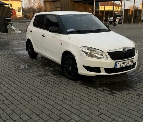 Белый Шкода Фабия, объемом двигателя 1.2 л и пробегом 234 тыс. км за 5000 $, фото 1 на Automoto.ua