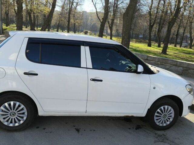 Белый Шкода Фабия, объемом двигателя 1.2 л и пробегом 330 тыс. км за 4500 $, фото 1 на Automoto.ua