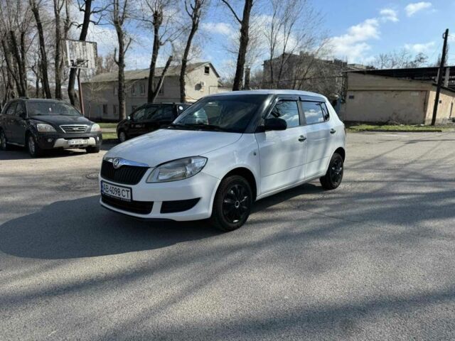 Белый Шкода Фабия, объемом двигателя 1.4 л и пробегом 250 тыс. км за 3600 $, фото 1 на Automoto.ua