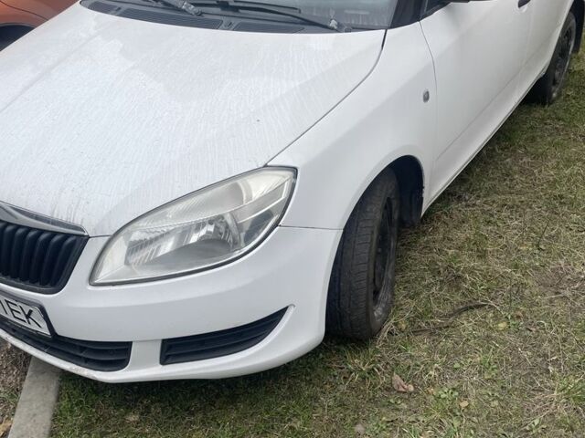 Білий Шкода Фабія, об'ємом двигуна 1.4 л та пробігом 250 тис. км за 3900 $, фото 1 на Automoto.ua