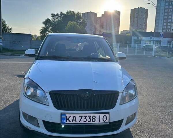 Белый Шкода Фабия, объемом двигателя 1.2 л и пробегом 343 тыс. км за 4600 $, фото 1 на Automoto.ua