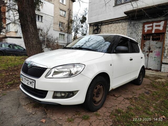 Белый Шкода Фабия, объемом двигателя 1.2 л и пробегом 321 тыс. км за 4300 $, фото 1 на Automoto.ua