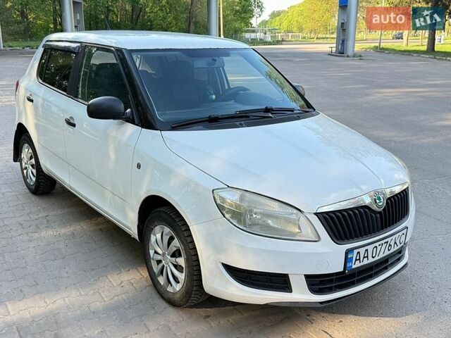 Белый Шкода Фабия, объемом двигателя 1.39 л и пробегом 252 тыс. км за 3800 $, фото 1 на Automoto.ua
