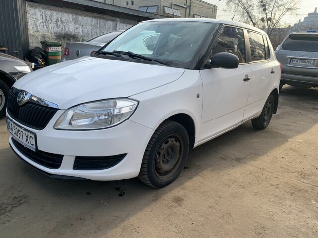 Белый Шкода Фабия, объемом двигателя 1.4 л и пробегом 226 тыс. км за 3200 $, фото 1 на Automoto.ua