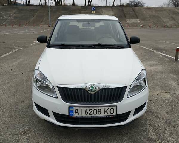 Белый Шкода Фабия, объемом двигателя 1.2 л и пробегом 288 тыс. км за 3400 $, фото 1 на Automoto.ua