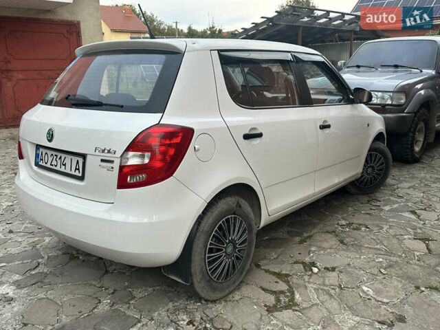 Белый Шкода Фабия, объемом двигателя 1.2 л и пробегом 260 тыс. км за 3500 $, фото 1 на Automoto.ua