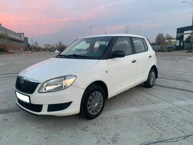 Белый Шкода Фабия, объемом двигателя 1.4 л и пробегом 229 тыс. км за 3799 $, фото 1 на Automoto.ua
