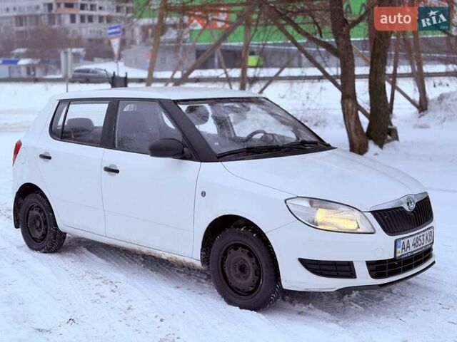Белый Шкода Фабия, объемом двигателя 1.39 л и пробегом 235 тыс. км за 3900 $, фото 1 на Automoto.ua
