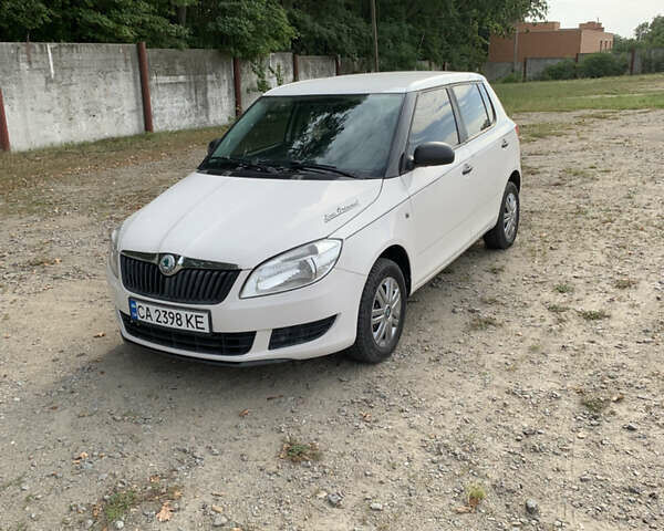 Білий Шкода Фабія, об'ємом двигуна 1.39 л та пробігом 288 тис. км за 4399 $, фото 1 на Automoto.ua
