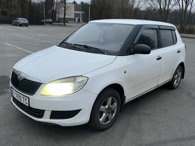 Белый Шкода Фабия, объемом двигателя 1.2 л и пробегом 175 тыс. км за 4300 $, фото 1 на Automoto.ua