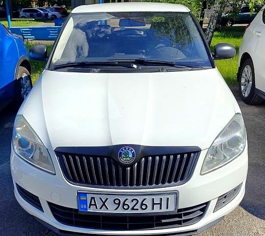 Белый Шкода Фабия, объемом двигателя 1.2 л и пробегом 206 тыс. км за 4600 $, фото 1 на Automoto.ua