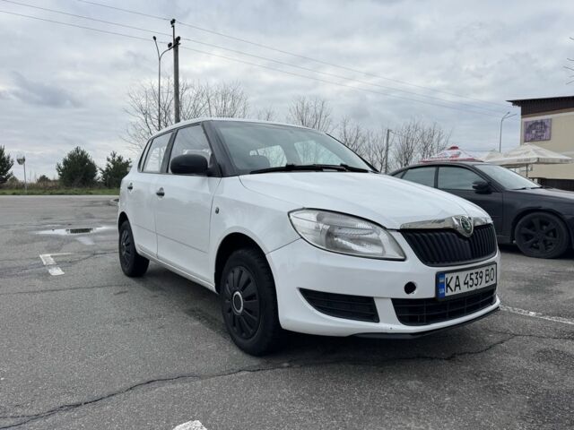 Белый Шкода Фабия, объемом двигателя 1.4 л и пробегом 330 тыс. км за 4000 $, фото 1 на Automoto.ua