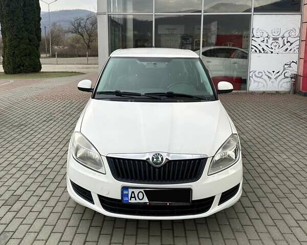 Белый Шкода Фабия, объемом двигателя 1.4 л и пробегом 248 тыс. км за 5199 $, фото 1 на Automoto.ua