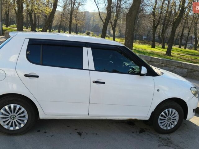 Белый Шкода Фабия, объемом двигателя 1.2 л и пробегом 233 тыс. км за 4000 $, фото 1 на Automoto.ua