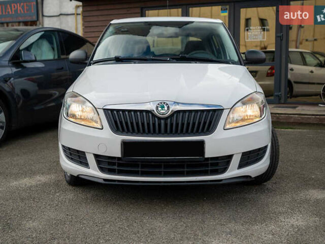 Белый Шкода Фабия, объемом двигателя 1.2 л и пробегом 287 тыс. км за 3900 $, фото 1 на Automoto.ua