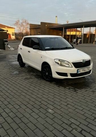 Белый Шкода Фабия, объемом двигателя 1.2 л и пробегом 233 тыс. км за 5000 $, фото 1 на Automoto.ua