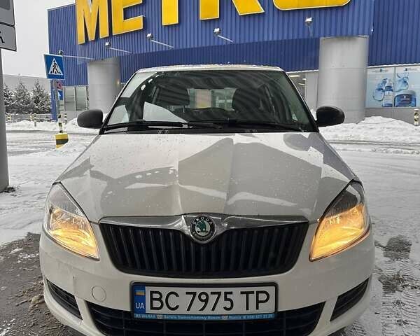 Белый Шкода Фабия, объемом двигателя 1.2 л и пробегом 199 тыс. км за 4500 $, фото 1 на Automoto.ua