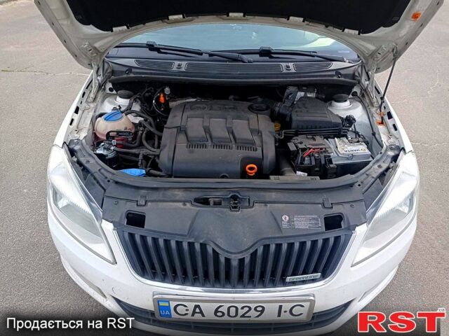Белый Шкода Фабия, объемом двигателя 1.2 л и пробегом 265 тыс. км за 4399 $, фото 1 на Automoto.ua