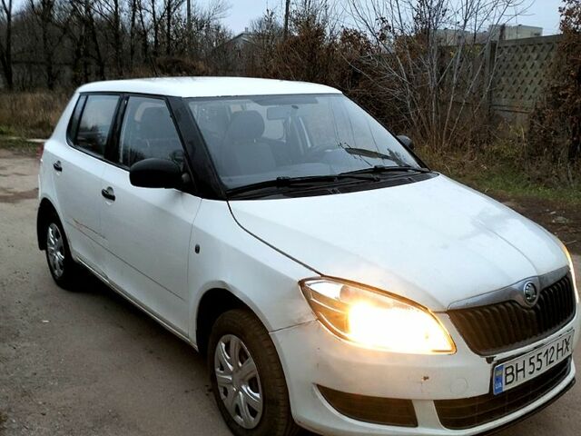 Белый Шкода Фабия, объемом двигателя 1.2 л и пробегом 200 тыс. км за 3750 $, фото 1 на Automoto.ua