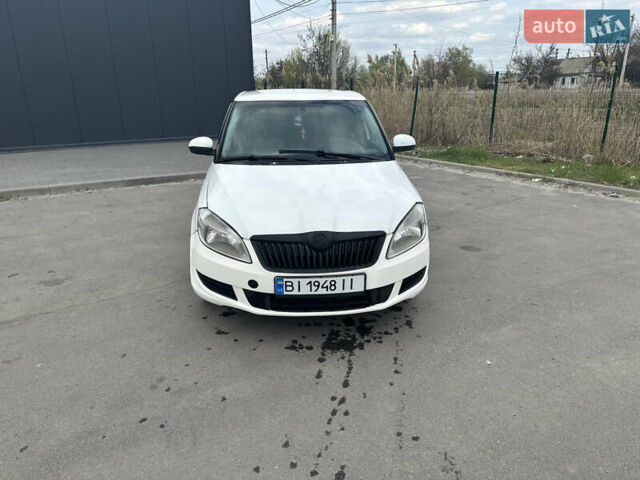Белый Шкода Фабия, объемом двигателя 1.39 л и пробегом 322 тыс. км за 2500 $, фото 1 на Automoto.ua