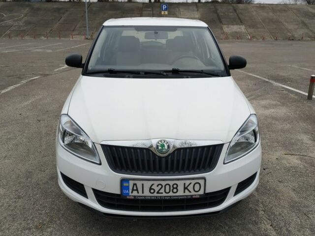 Белый Шкода Фабия, объемом двигателя 1.2 л и пробегом 388 тыс. км за 3400 $, фото 1 на Automoto.ua