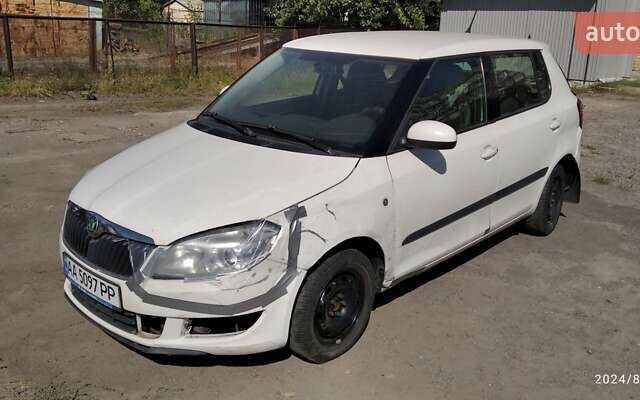 Белый Шкода Фабия, объемом двигателя 1.2 л и пробегом 263 тыс. км за 3400 $, фото 1 на Automoto.ua