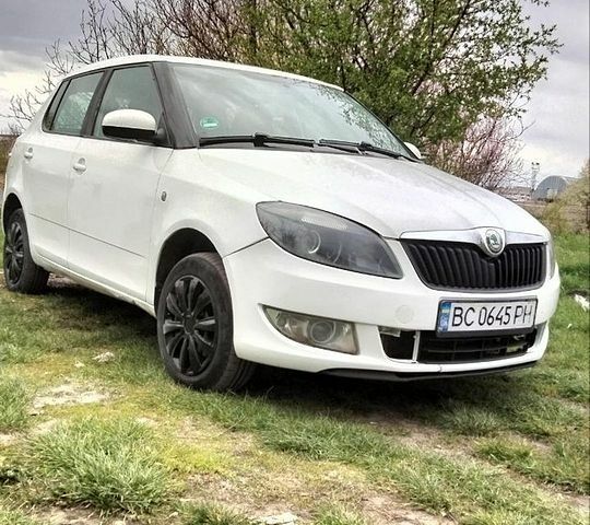 Белый Шкода Фабия, объемом двигателя 1.2 л и пробегом 500 тыс. км за 3400 $, фото 1 на Automoto.ua