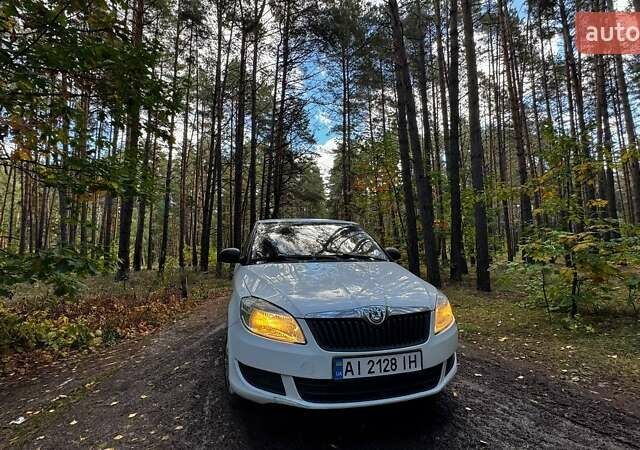 Білий Шкода Фабія, об'ємом двигуна 1.6 л та пробігом 255 тис. км за 4400 $, фото 1 на Automoto.ua