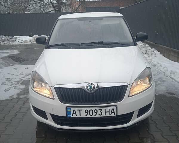Белый Шкода Фабия, объемом двигателя 1.39 л и пробегом 180 тыс. км за 5800 $, фото 1 на Automoto.ua