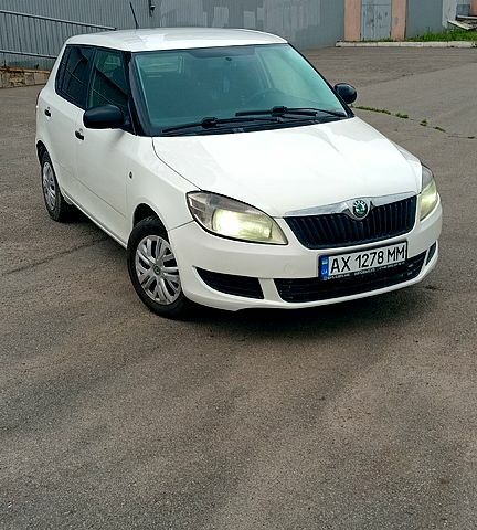 Белый Шкода Фабия, объемом двигателя 1.4 л и пробегом 202 тыс. км за 3950 $, фото 1 на Automoto.ua